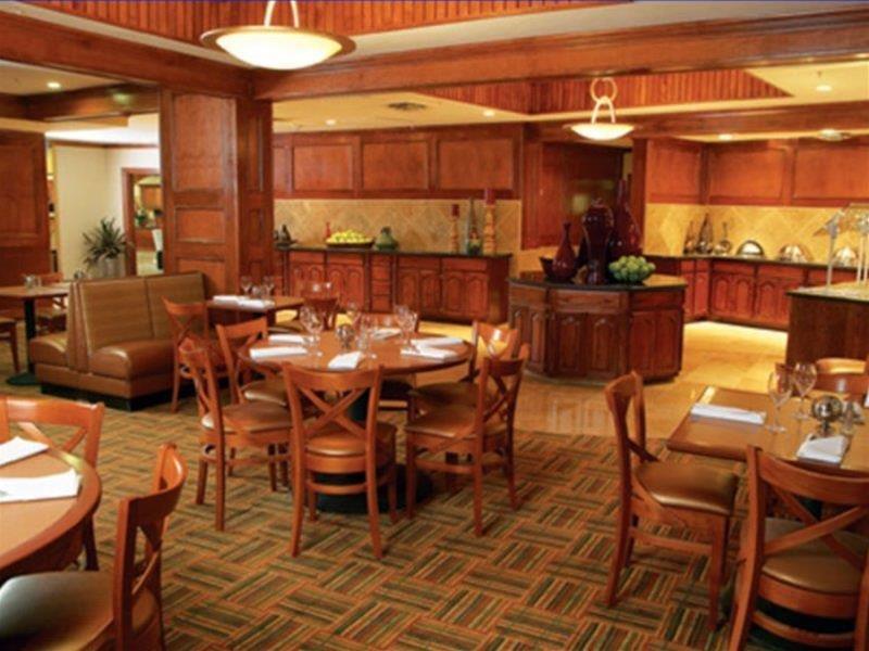 Holiday Inn Express Dallas Market Center By Ihg Ресторант снимка