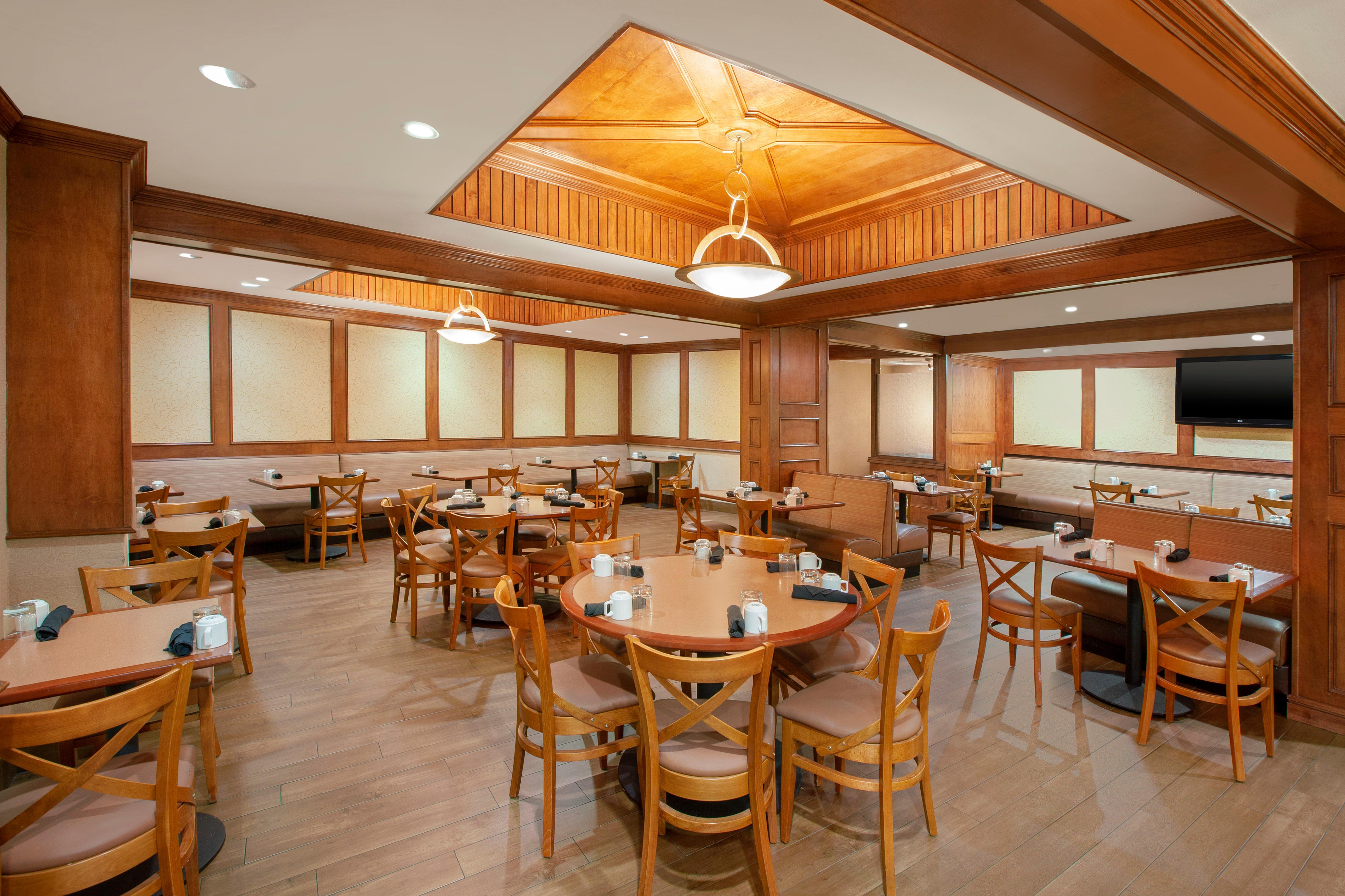 Holiday Inn Express Dallas Market Center By Ihg Екстериор снимка