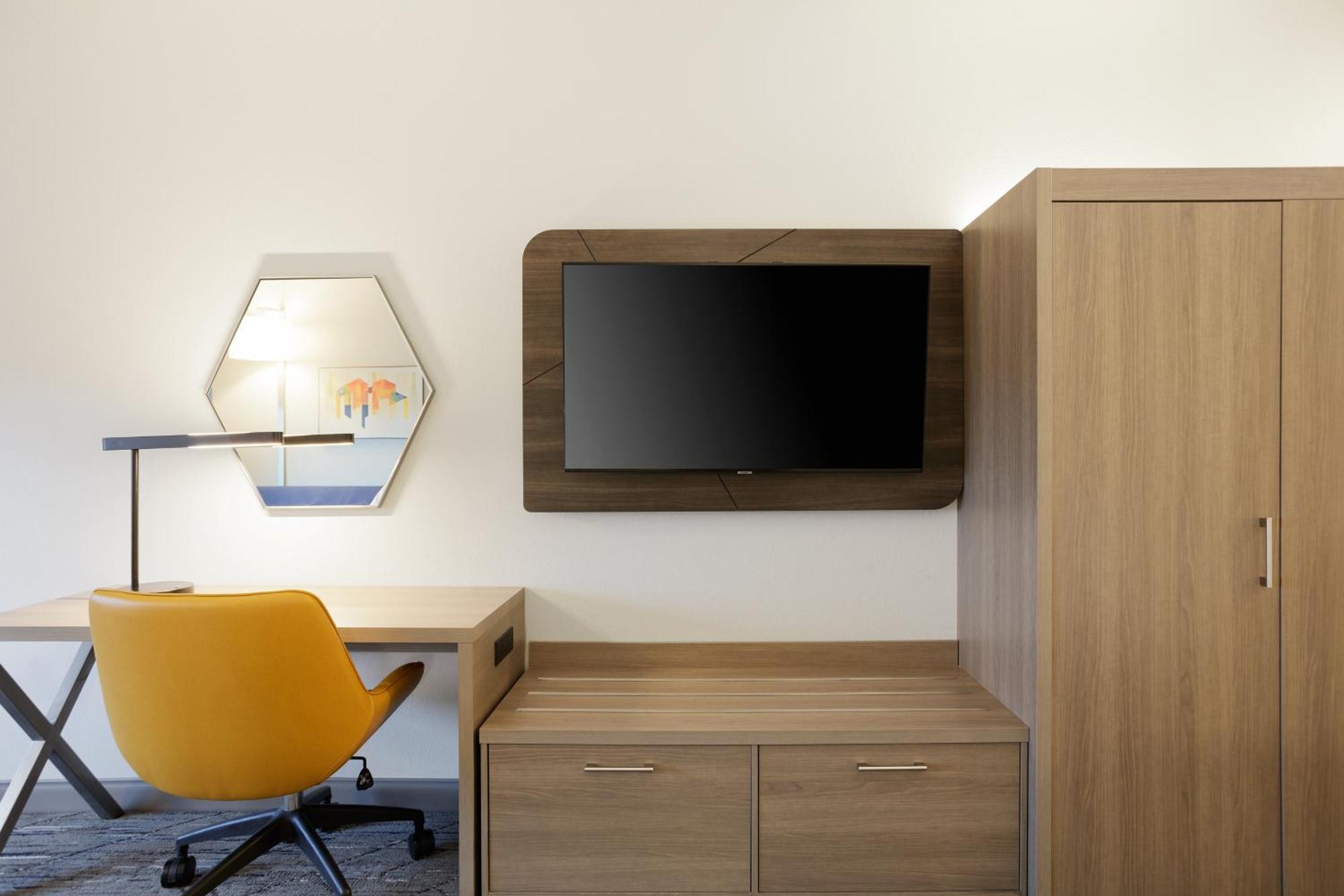 Holiday Inn Express Dallas Market Center By Ihg Екстериор снимка