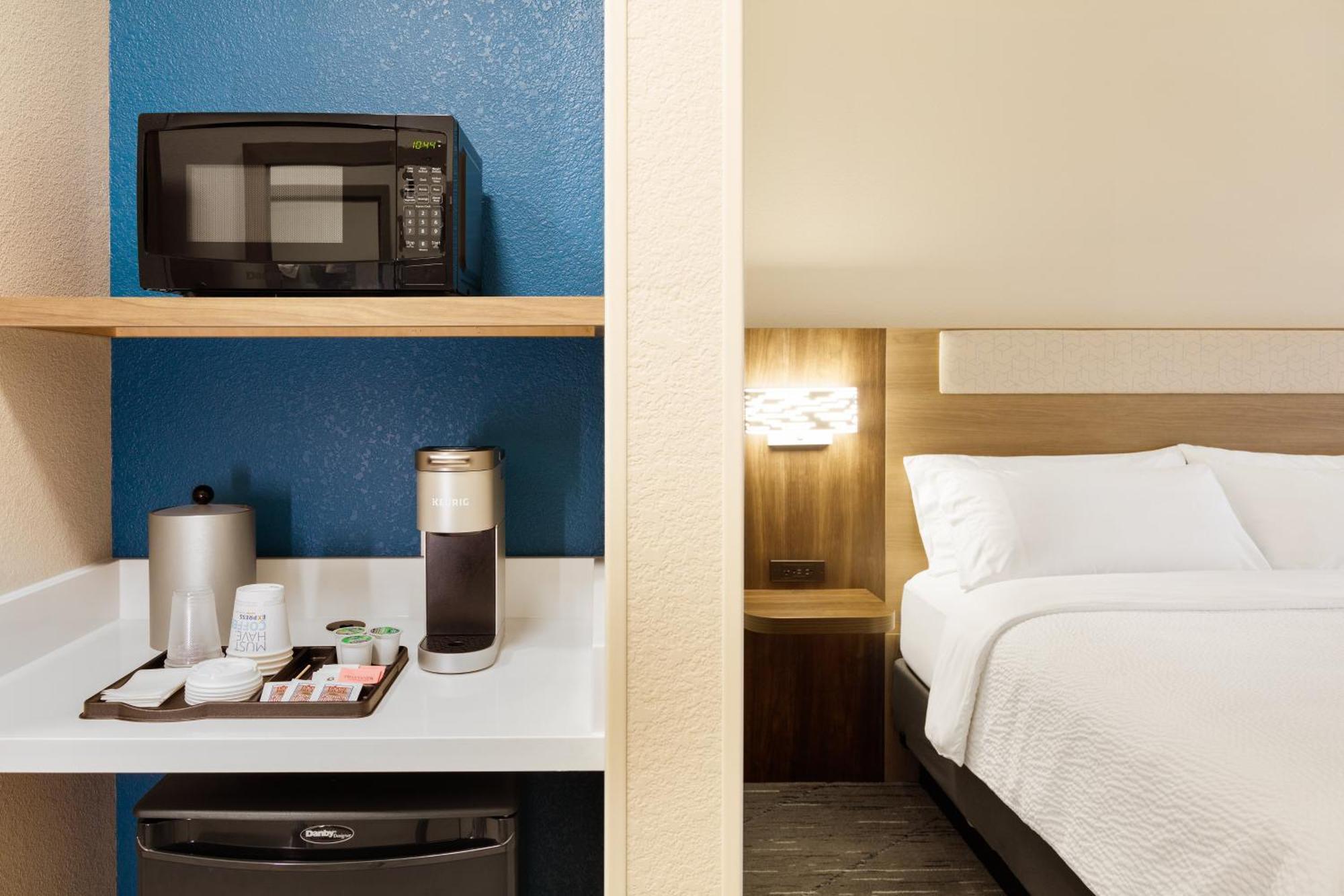 Holiday Inn Express Dallas Market Center By Ihg Екстериор снимка