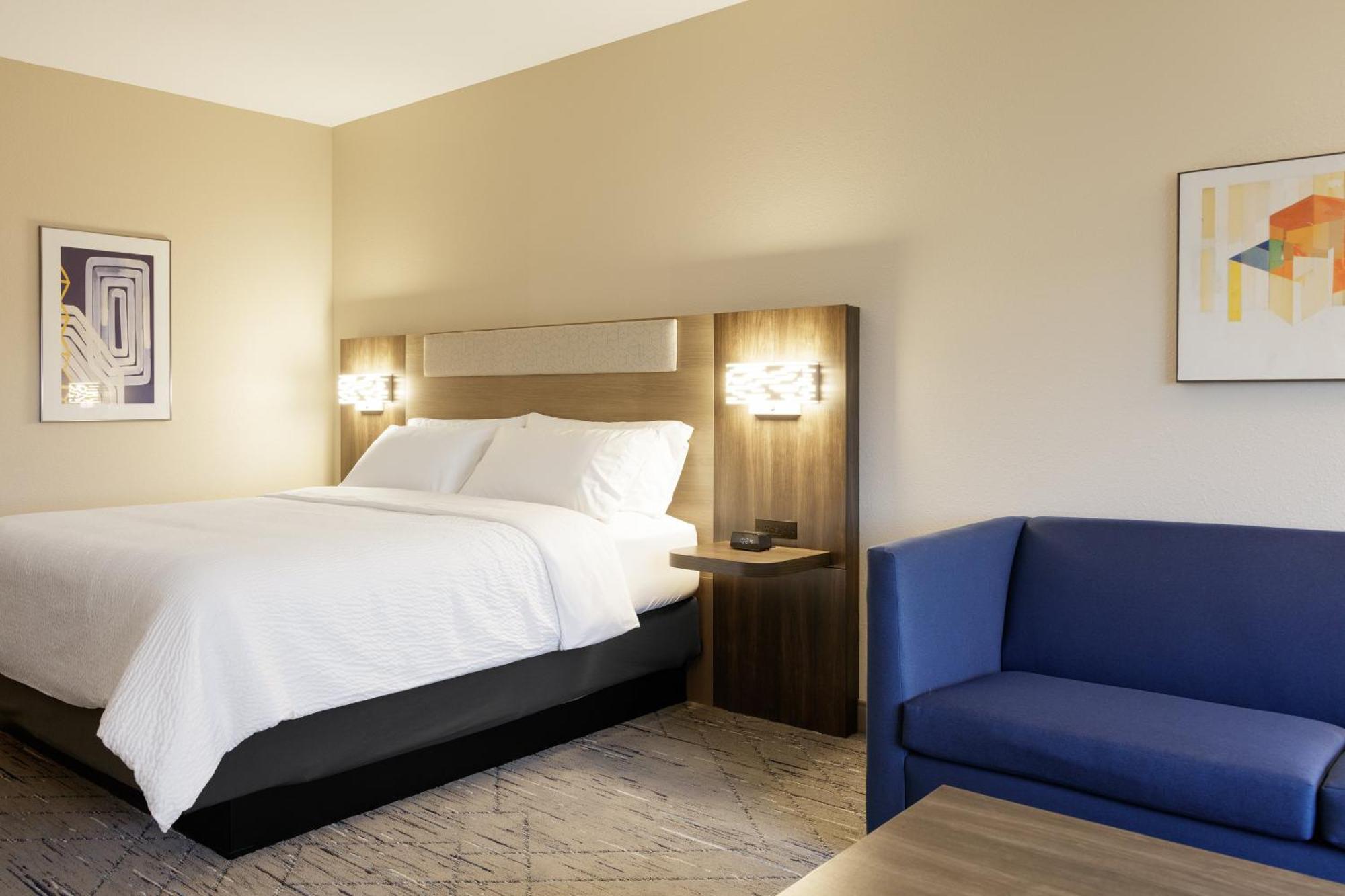 Holiday Inn Express Dallas Market Center By Ihg Екстериор снимка