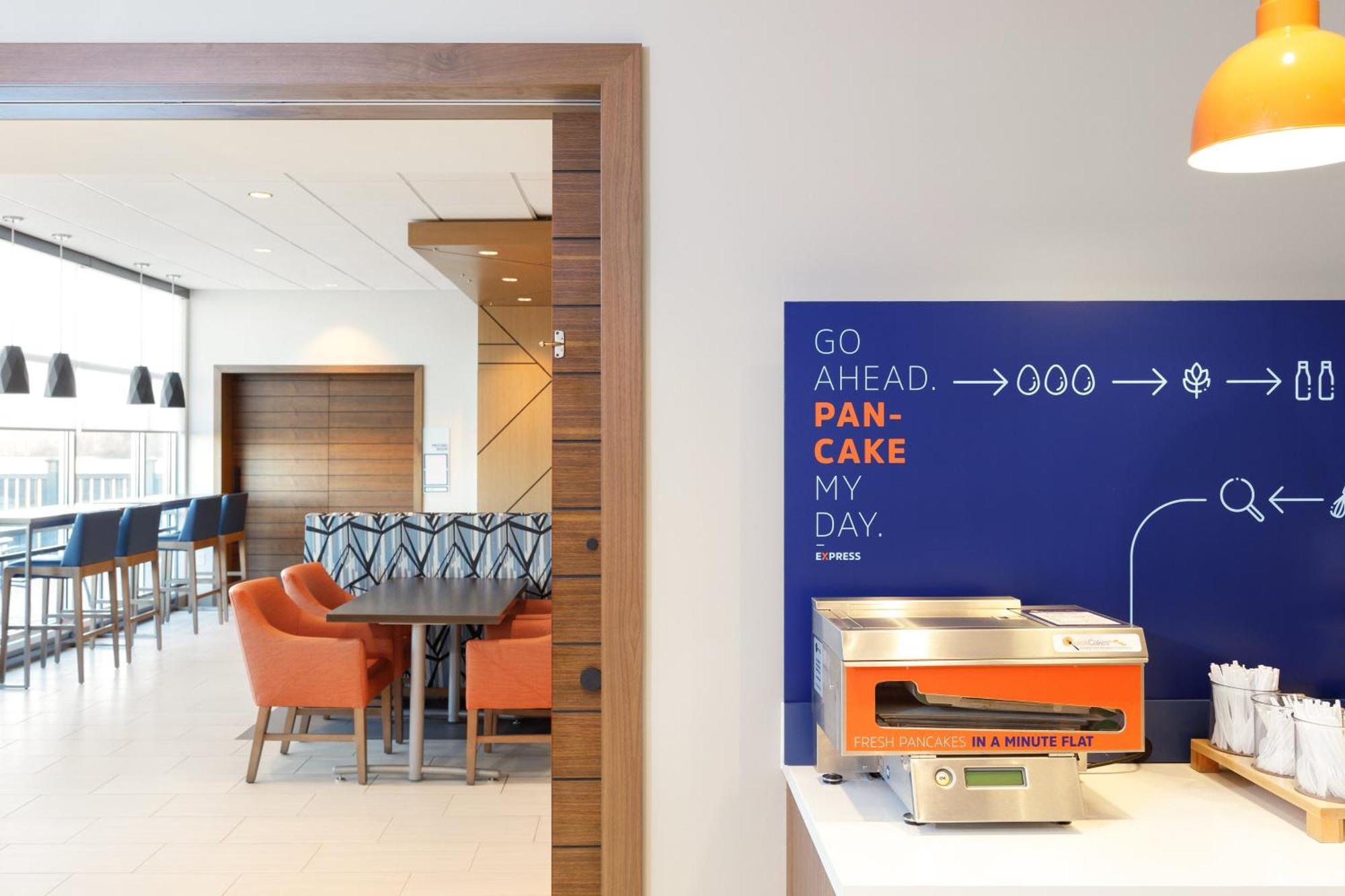 Holiday Inn Express Dallas Market Center By Ihg Екстериор снимка