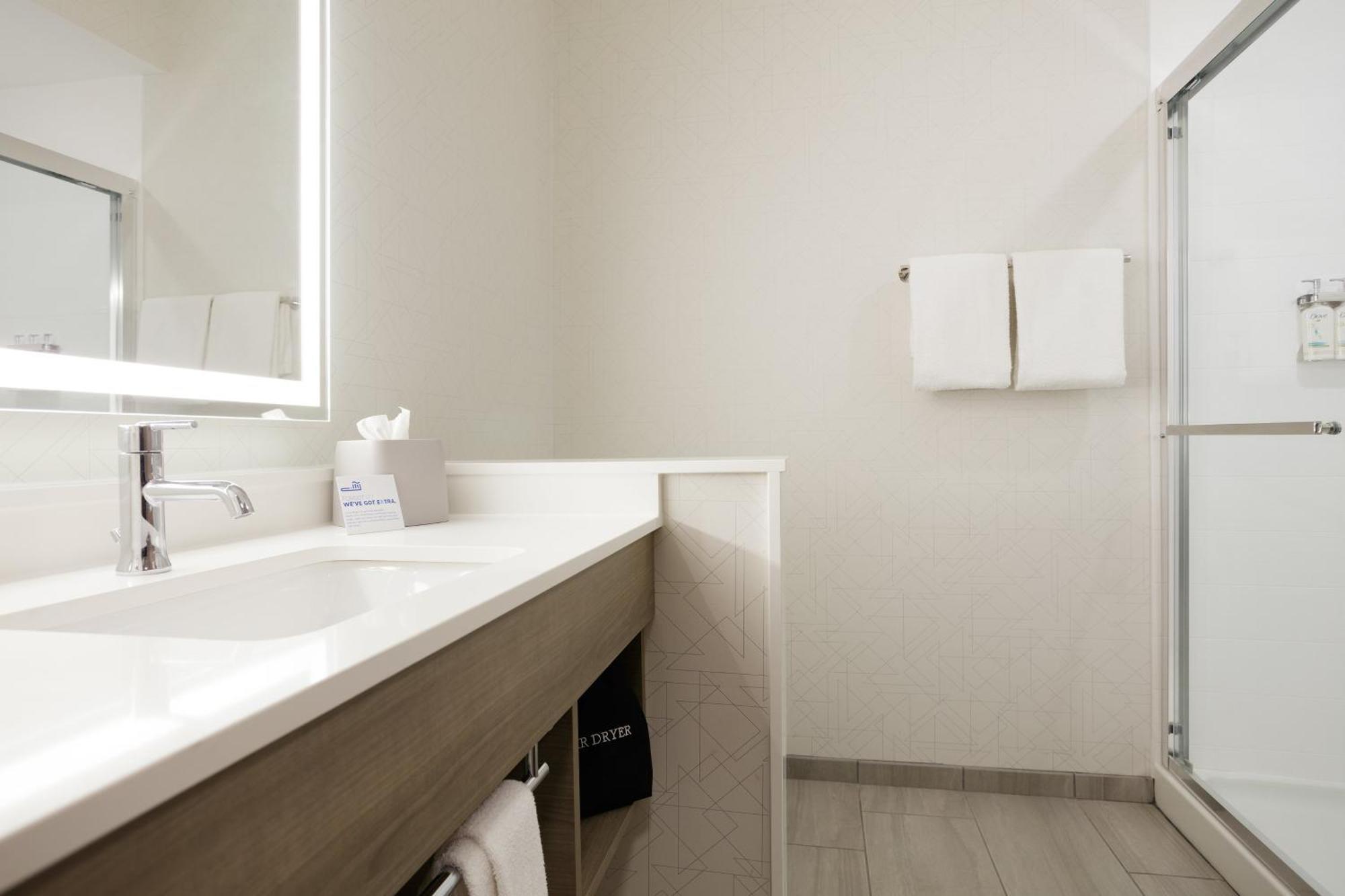 Holiday Inn Express Dallas Market Center By Ihg Екстериор снимка