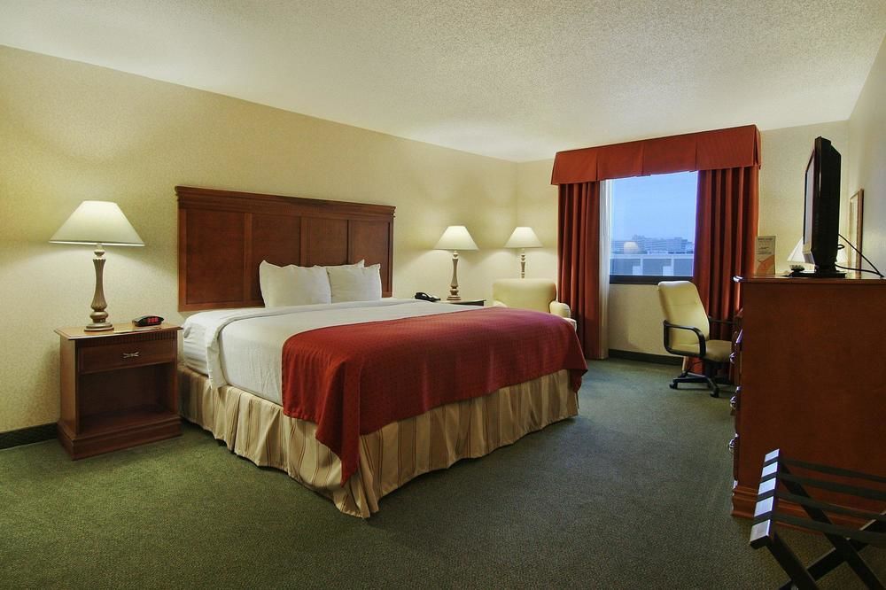 Holiday Inn Express Dallas Market Center By Ihg Екстериор снимка
